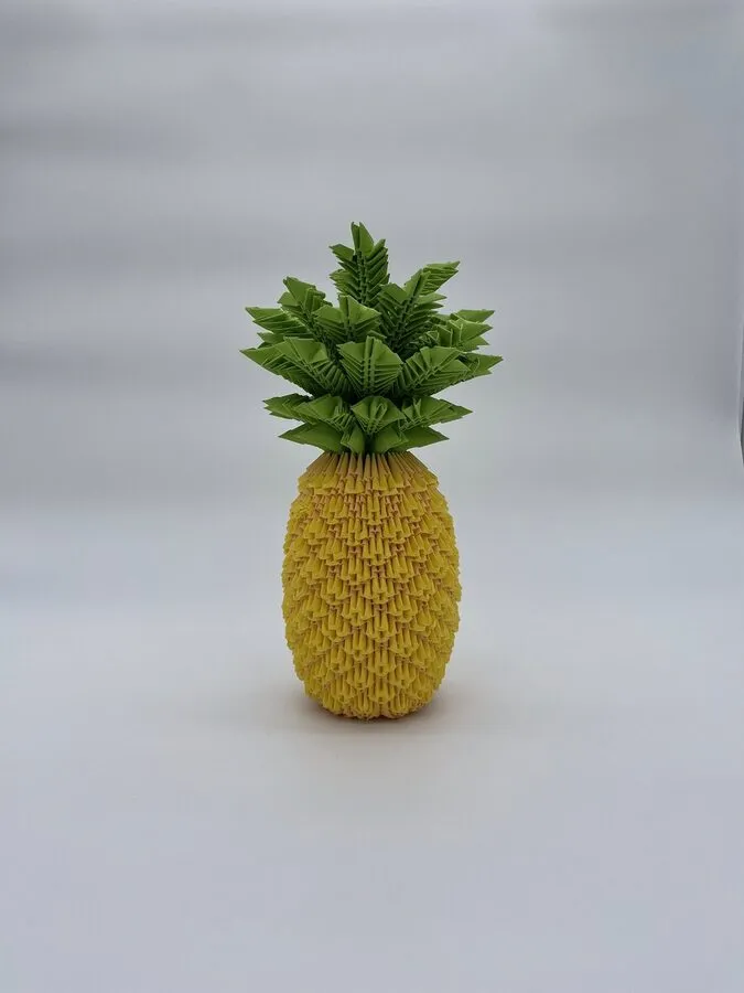Ananas décoratif en origami 3D posé sur une étagère